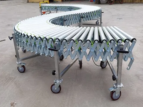 Flexible expandable roller conveyor