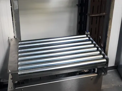 Powered roller conveyor