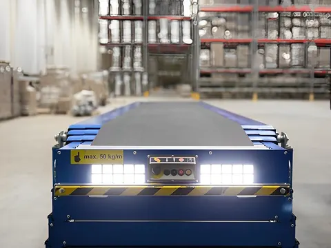Telescopic conveyor at a dock